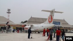 An advertising van with images of Britain&#39;s Prime Minister David Cameron and leader of the opposition Labor Party Ed Miliband drives around Parliament Square, central London, May 7, 2015.