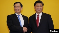 Le président chinois Xi Jinping serre la main du président taïwanais Ma Ying-jeou, le 7 novembre 2015. (REUTERS/Edgar Su)