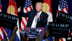 美国共和党总统候选人川普在科罗拉多州竞选时翘起拇指表示称赞（2016年7月29日）