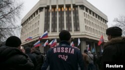 2月27日，亲俄罗斯人士在克里米亚议会大厦外举行集会