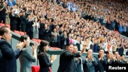 김정은 북한 김정은이 평양에서 기계체조 공연을 관람하는 장면을 지난 6월 3일 북한 관영 '조선중앙통신'이 보도했다. 김정은 위원장 오른쪽으로 부인 리설주와 동생 김여정 당 중앙위원회 제1부부장이 서 있다. 