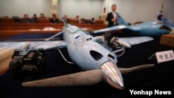 한국 UAD 체계개발단장이 지난 11일 대전 국방과학연구소에서 열린 북 추정 무인기 중간조사 결과를 발표하며 무인기에 탑재된 부품과 카메라 재원 등을 설명하고 있다. 