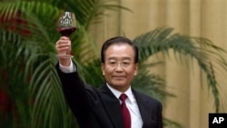 温家宝在今年十一国庆宴会上讲话后举杯(资料照片) 