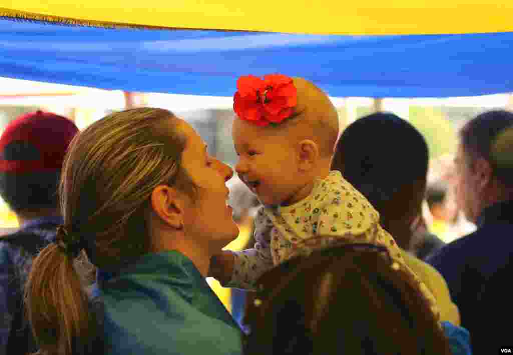 抗议人群中的温馨时刻。（美国之音章真拍摄）