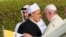Paus Fransiskus disambut Imam Besar al-Azhar Sheikh Ahmed al-Tayeb di Masjib Besar sheikh Zayed di Abu Dhabi, Uni Emirat Arab, 4 Februari 2019. 