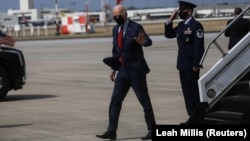 拜登总统走下"空军一号"专机，参加宣言1万9千亿美元的新冠疫情救助方案的活动。(2021年3月23日)