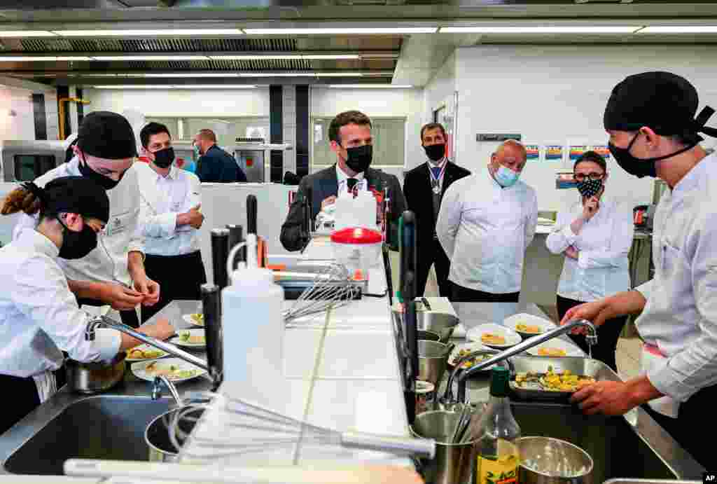 دیدار امانوئل مکرون رئیس جمهوری فرانسه از یک مدرسه آشپزی و گفت‌وگو با شاگردان آن مدرسه در جنوب شرقی فرانسه