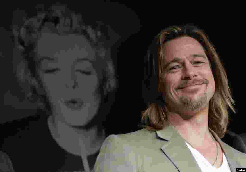 2012年5月22日，布莱德&middot;皮特在戛纳电影节参加关于影片《温柔的杀戮》的记者会。该作品的英文名: Killing Them Softly; 其它译名: 杀戮行动（台）、夺命无声（港）