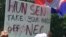 បាតុករ​មក​ពី​រដ្ឋ​ជាច្រើន​ក្នុង​សហរដ្ឋ​អាមេរិក កំពុង​តែ​ជួបជុំ​គ្នា​តវ៉ា​នៅ​ខាងមុខ​រដ្ឋ​សភា​សហរដ្ឋ​អាមេរិក​ដើម្បី​សុំ​ឱ្យ​មាន​​​អន្តរាគមន៍​បញ្ឈប់​ការ​រំលោភសិទ្ធិ​មនុស្ស​នានា​ក្នុង​ប្រទេស​កម្ពុជា នៅរដ្ឋ​ធានី​វ៉ាស៊ីនតោន​ កាលពី​ថ្ងៃសុក្រ ទី១០ ខែមិថុនា ឆ្នាំ២០១៦។ (ហឿន សុភ័ក្ត្រ/VOA) 