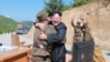 朝鲜领导人金正恩在洲际弹道导弹“哈桑十四号”测试发射成功后，与技术人员拥抱(2017年7月5日)