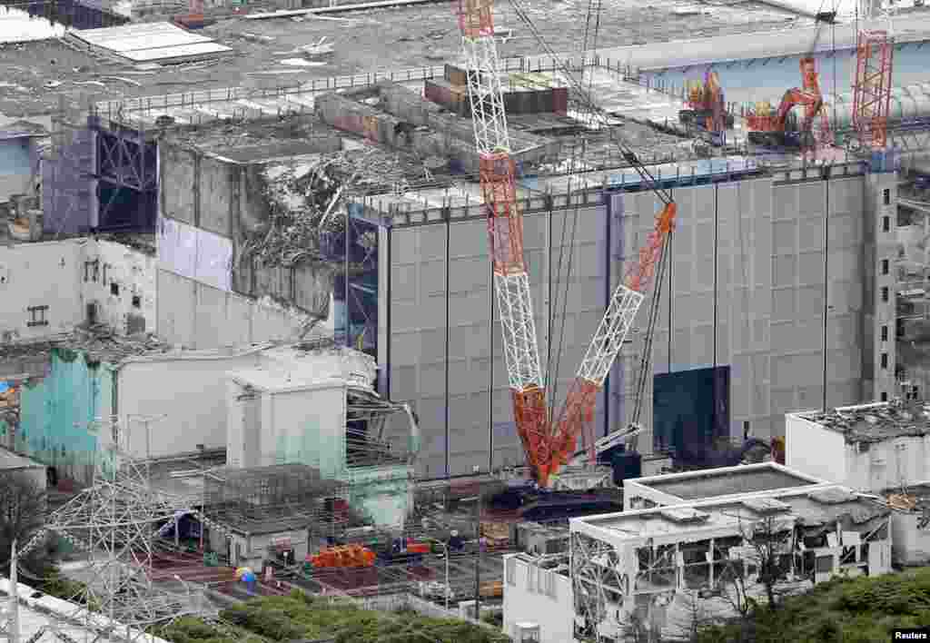 Reaktor nomor 3 di PLTN Fukushima Daiichi dilihat dari udara (20/8). (Kyodo)