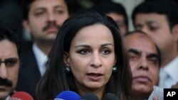 巴基斯坦前新闻部长拉赫曼11月23日在伊斯兰堡向记者发表讲话