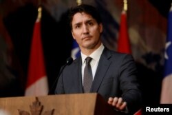 រូបឯកសារ៖ នាយករដ្ឋមន្ត្រី​កាណាដា លោក Justin Trudeau ក្នុង​អំឡុង​ពេល​សន្និសីទ​សារព័ត៌មាន​រួម​ជាមួយ​ប្រធានាធិបតី​ឈីលី Gabriel Boric (មិន​មានក្នុង​រូបភាព) នៅ​ទីក្រុង Ottawa រដ្ឋ Ontario ប្រទេស​កាណាដា កាលពី​ថ្ងៃទី៦ ខែមិថុនា ឆ្នាំ២០២២។ (Reuters)