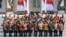 Presiden Joko Widodo (baris depan ke-6 kiri) dan Wakil Presiden Ma'ruf Amin (baris depan ke-6 dari kanan) bersama para menteri Kabinet Indonesia Maju di Istana Merdeka, Rabu, 23 Oktober 2019. (Foto: AFP)