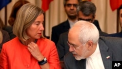 Federica Mogherini, haute représentante de l'Union européenne pour les Affaires étrangères, à gauche, et Mohammad Javad Zarif, ministre iranien des Affaires étrangères, lors d’ réunion dans un hôtel de Vienne, en Autriche, le 6 juillet 2018. 