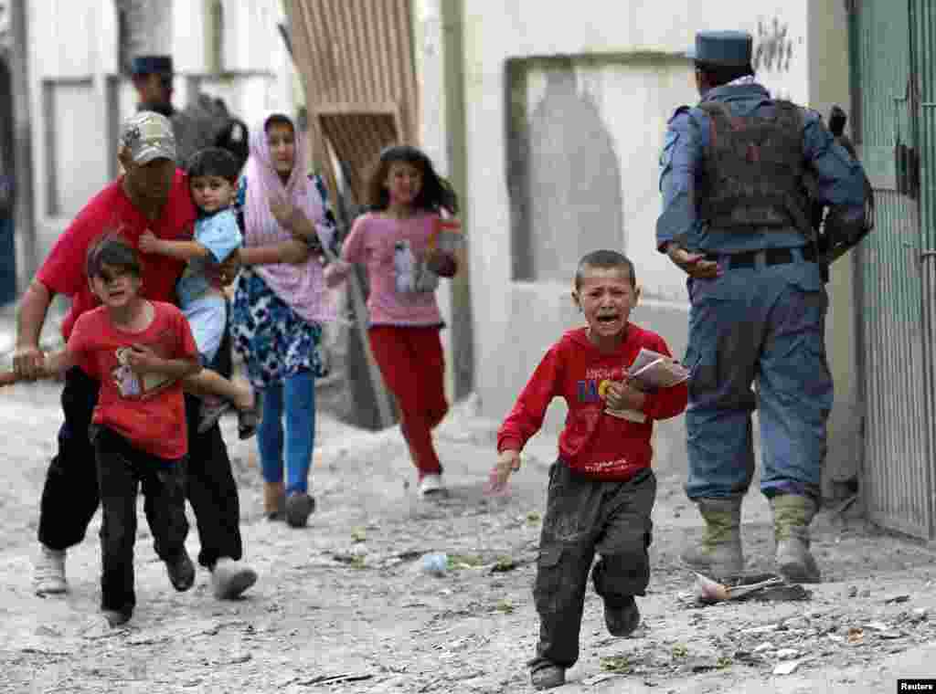 Children run away after an explosion in Kabul, May 24, 2013.