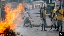Des protestataires près d'une barricade en feu à Bujumbura, le 21 mai 2015. (AP Photo/Jerome Delay)