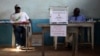 Dans un bureau de vote lors de l'élection de 2011, à Yaoundé, Cameroun, le 9 octobre 2011.