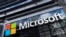 Logo Microsoft terpampang di bangunan kantor perusahaan teknologi tersebut di New York, pada 6 Mei 2021. (Foto: AP/Mark Lennihan)