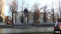 喀山大学主楼前的列宁塑像(美国之音白桦)