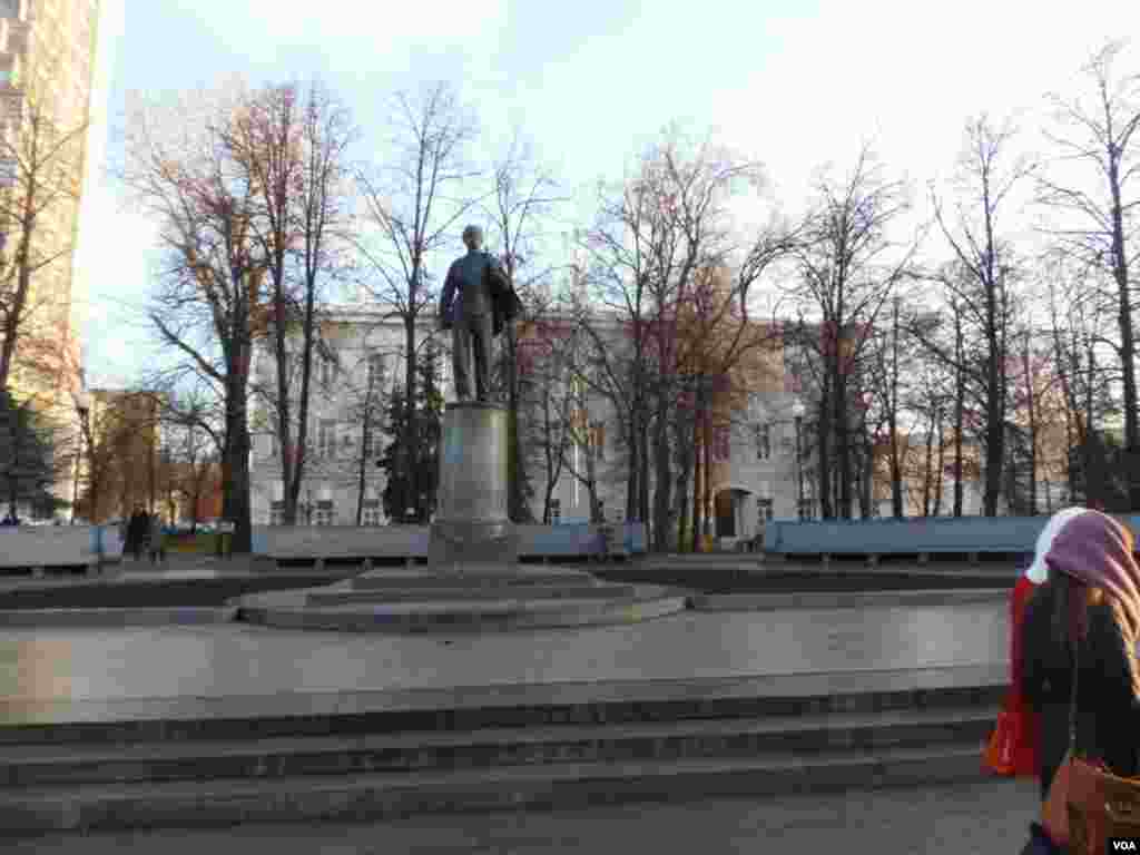 喀山大学主楼前的列宁塑像(美国之音白桦)