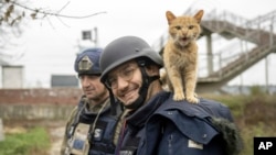 آرمان سولدین خبرنگار ویدئویی خبرگزاری فرانسه (جلو)