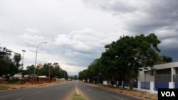 Barabara isiyo na shughuli nyingi nchini Botswana. (Mqondisi Dube/VOA) 