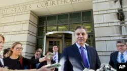CNN记者阿科斯塔在联邦地区法院外对记者讲话。(2018年11月16日)