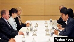 도쿄을 방문한 유엔 북한인권 조사위원회(COI) 마이클 커비 위원장(왼쪽)이 지난 30일 신조 아베 일본 총리(오른쪽)를 만나 납북자 문제 관련 사항을 듣고 있다.