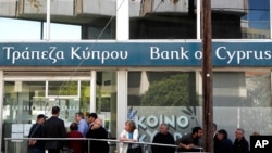 Para nasabah menunggu di luar Bank Siprus di Nicosia, Siprus (28/3).