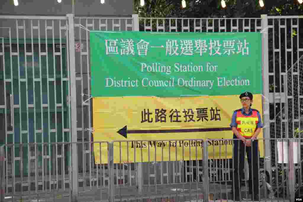 港岛半山东和西营盘两处投票站以及不同阵营拉票（美国之音海彦拍摄） 