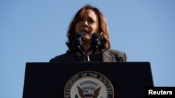 کامالا هریس، معاون رئیس‌جمهوری ایالات متحده در حال سخن‌رانی در مراسم بزرگداشت حقوق مدنی در سلما، آلاباما