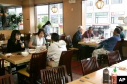 미국 뉴저지주 팰리세이즈파크의 한국 식당에서 주민들이 식사를 하고 있다.