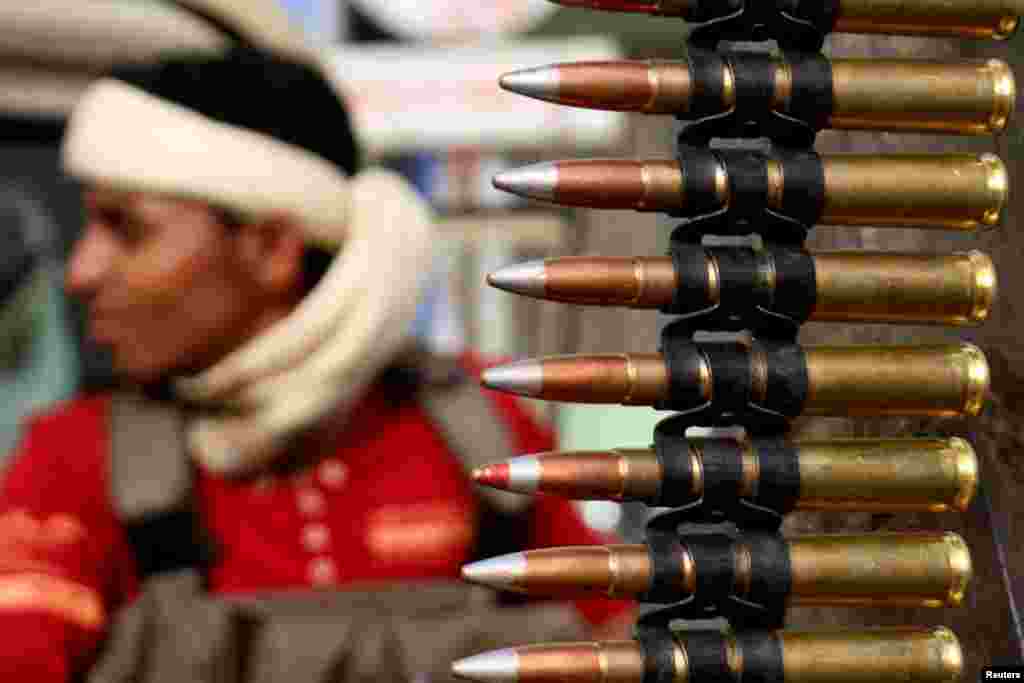 Seorang pejuang pro-pemerintah duduk di belakang truk militer dalam bentrokan dengan pemberontak Houthi di Taiz, Yaman barat daya.