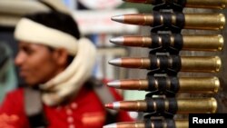 عکس آرشیوی از یکی از نیروهای حامی دولت عبد ربه منصور هادی رئیس جمهوری قانونی یمن که برای جنگ با شیعیان حوثی در تعز آماده می شود.