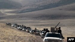 네팔 중부도시 박타푸르의 힌두교 신도가 어깨 위에 불을 피운 채 현지 최대 종교행사인 &#39;다사인&#39;을 기념하고 있다.