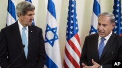 Menlu AS John Kerry dan PM Israel Benjamin Netanyahu melakukan konferensi pers di Yerusalem hari Kamis (2/1). 