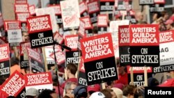 نویسندگان تهدید کرده بودند در صورت عدم رعایت حقوق شان، اعتصاب خواهند کرد. 