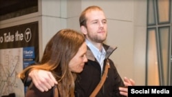 17일 보스턴 로건공항에 도착한 매튜 트레비틱 씨가 그의 어머니가 만나는 사진을 미국의 ‘보스턴 글로브’ 신문이 보도했다.