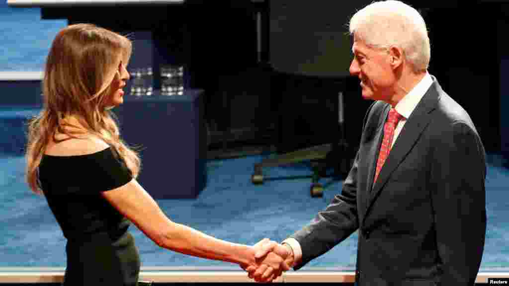 អតីត​ប្រធានាធិបតី​លោក Bill Clinton ស្វាគមន៍​លោកស្រី Melania Trump មុន​ពេល​ការ​ចាប់ផ្តើម​ការ​តស៊ូ​មតិ​ប្រធានាធិបតី​ដំបូង​រវាង​បេក្ខជន​ប្រធានាធិបតី​គណបក្ស​សាធារណរដ្ឋ​លោក Donald Trump និង​បេក្ខជន​ប្រធានាធិបតី​គណបក្ស​ប្រជាធិបតី​លោកស្រី Hillary Clinton នៅ​មហាវិទ្យាល័យ Hofstra ក្នុង​ក្រុង Hempstead បុរី​ញូវយ៉ក កាល​ពី​ថ្ងៃ​ទី​២៦ ខែ​កញ្ញា ឆ្នាំ​២០១៦។&nbsp;