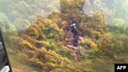 Shirika la Hilali Nyekundu la Iran linaonyesha picha ya video inayoonyesha eneo la ajali la helikopta iliyopotea iliyombeba Rais Ebrahim Raisi katika mkoa wa Azerbaijan Mashariki.