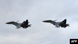 အယ်ဂျီးရီးယားကာကွယ်ရေးဝန်ကြီးဌာနက ထုတ်ပြန်ထားတဲ့ ရုရှားလုပ် Sukhoi Su-30 ဖိုက်တာ လေယာဉ် ၂ စင်းပျံသန်းနေသည်ကိုတွေ့ရစဉ် (ဧပြီ ၃၀၊ ၂၀၁၉)