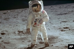 1969年7月20日，美国飞行员巴兹·奥尔德林（Buzz Aldrin）在阿波罗11号任务中在月球表面行走。