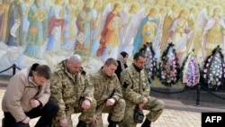 Sahabat-sahabat yang berduka cita memberikan penghormatan terakhir pada tentara Ukraina, Igor Branovitsky, 38, yang tewas dalam pertempuran di Ukraina Timur, di Kyiv (3/4). (AFP/Genya Savilov)