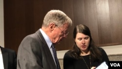 参议院军委会主席英霍夫（左）（美国之音黎堡2019年4月9日）