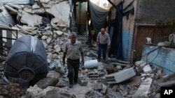 ຜູ້​ຊາຍ​ປາ​ແລັ​ສ​ໄຕ​ນ໌ ກວດ​ກາ​ຄວາມ​ເສຍ​ຫາຍ​ຂອງ​ຕຶກຫຼັງ​ນຶ່ງ ຫຼັງ​ຈາກ​ການ​ບຸກ​ໂຈມ​ຕີ​ຂອງກອງ​ກຳ​ລັງ ອິ​ສ​ຣາ​ແອ​ລ ໃນ​ເຂດ ເວັ​ສ​ແບັ້ງ​ ຂອງ​ເມືອງ ເຈ​ນິນ, 6 ກັນ​ຍາ 2024.(AP Photo/Nasser Nasser)