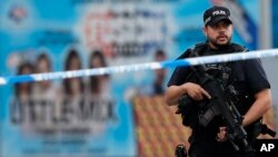 폭탄 테러가 발생한 영국 맨체스터 공연장 인근을 24일 경찰이 지키고 있다.