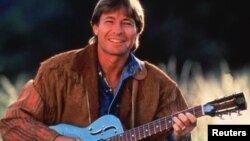 1970년대 아름다운 자연과 사랑을 표현한 서정적인 노래로 많은 사랑을 받은 미국 컨트리 존 덴버. (자료사진)