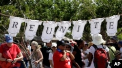 美国德克萨斯州示威者要求让非法移民儿童与被收押的父母团聚