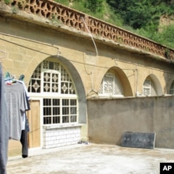 习近平当年住过的窑洞(右起第三间)